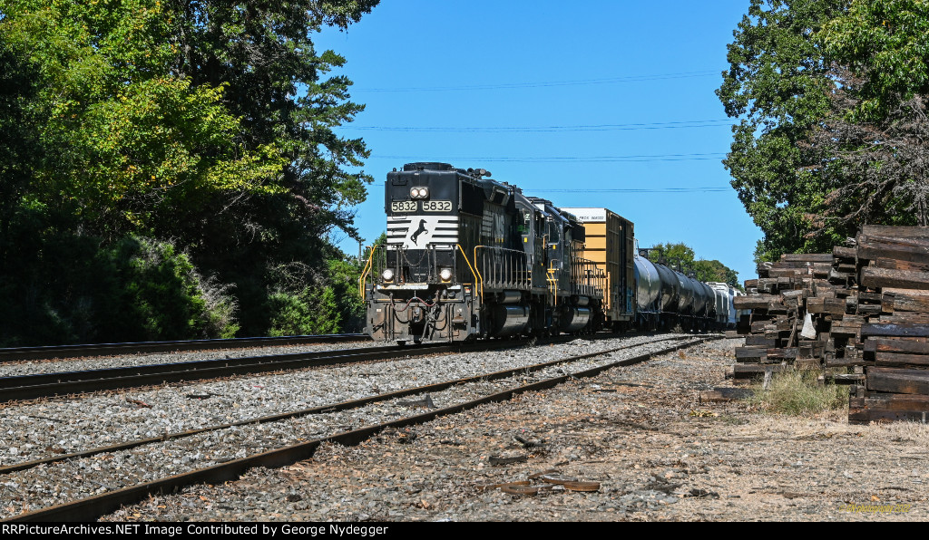 NS 5832 waiting for a green signal